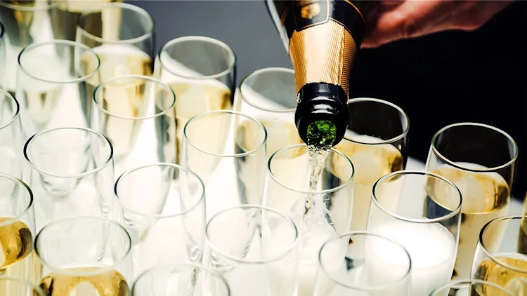 Bestselgere hos Vinmonopolet første halvår 4 How to Serve Champagne