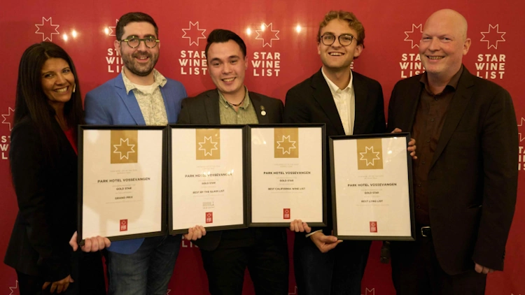 De beste vinkartene i Norge 2024 2 Hovedsommelier ved Park Hotel Vossevangen, Robert Russel Rosares Johansen, og hans team, sammen med Liora Levi og Krister Bengtsson fra Star Wine List. Foto av CF Wesenberg.
