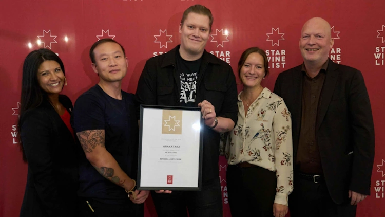 De beste vinkartene i Norge 2024 3 Wei Jiang, Sindre Solem og Ingrid Augestad fra Arakataka sammen med Liora Levi og Krister Bengtsson fra Star Wine List. Foto av CF Wesenberg.